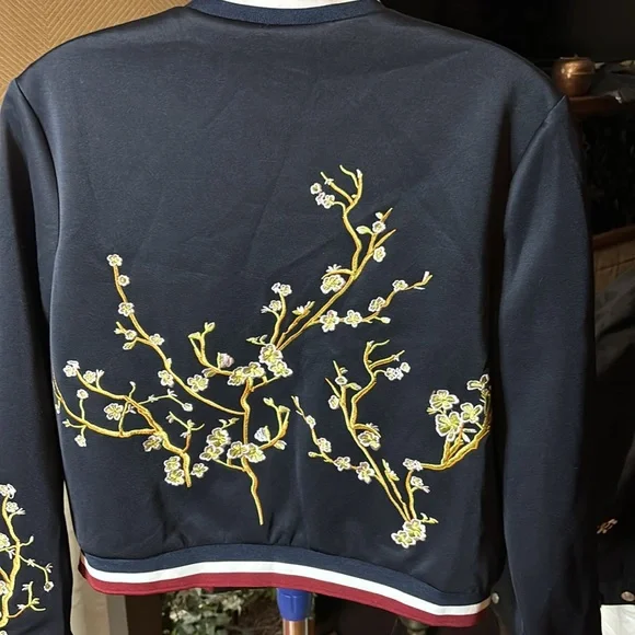 NWT Holly Bracken navy blue bomber with a cherry blossom design, size small - Picture 4 of 6